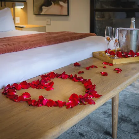 Menlyn Boutique Hotel Pretoria Exterior photo A heart made of rose petals